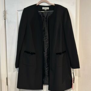 Women’s Tahari dress blazer jacket. Black in color. Size 14W.